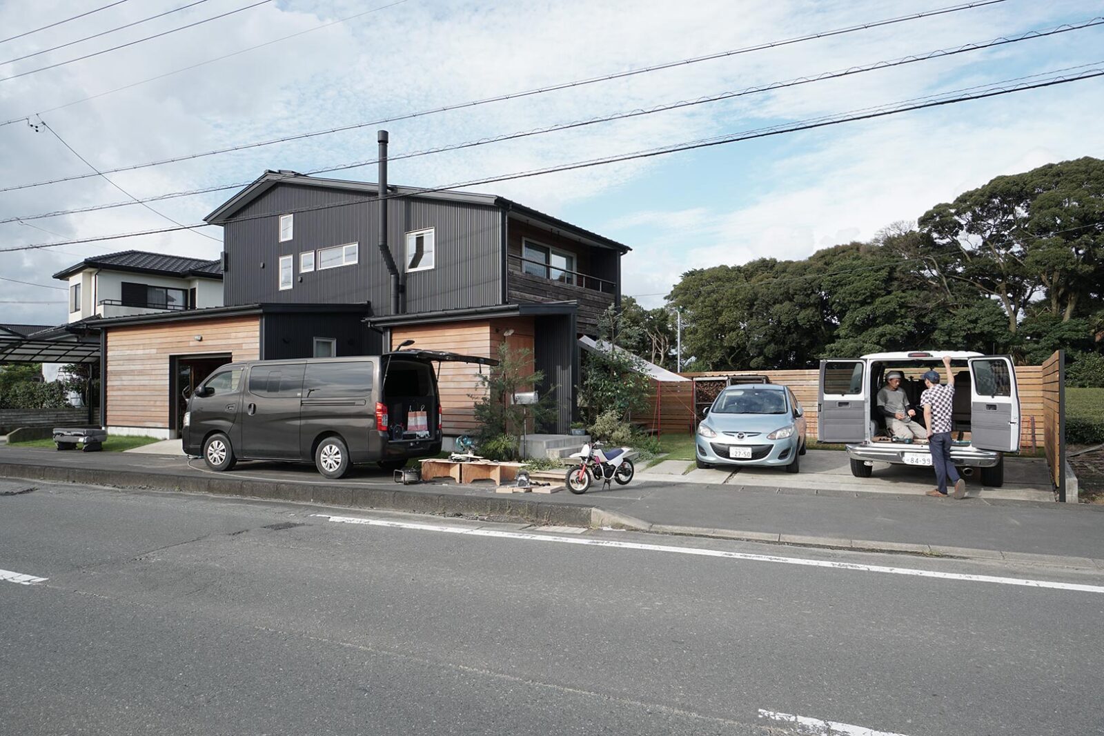 鈴木さんのラムバン（左）とエフ・ベース代表・丸山のラムバン（右）で記念撮影。左の下屋部分がバイクガレージ