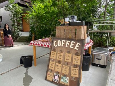 こんな感じでモデルハウスTRUNKの前のスペースにてCOЯEMさんのコーヒーを販売します