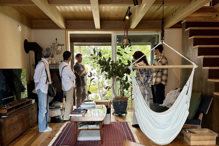 前回のくらしの見学会。住まい手の片川が案内する様子