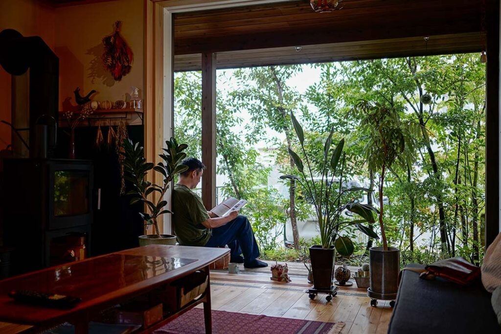 植物と自然素材に囲まれたリビング