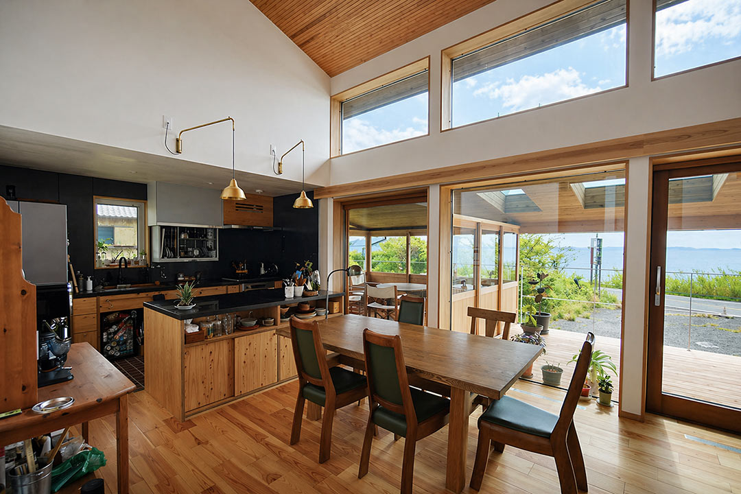 暮らしの見学会「別荘みたいに暮らせる、超広大バルコニーから湖を望む家」