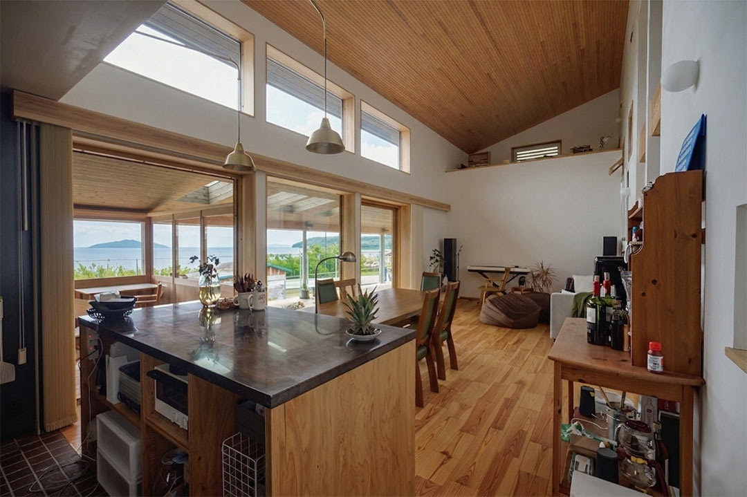暮らしの見学会「別荘みたいに暮らせる、超広大バルコニーから湖を望む家」