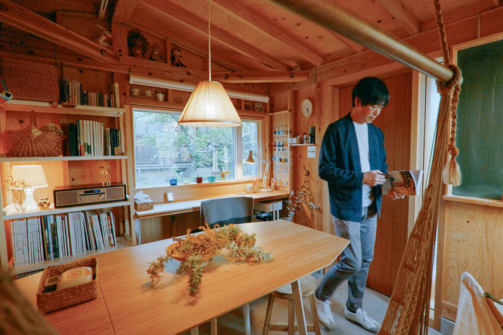5畳の小屋で過ごすIさん