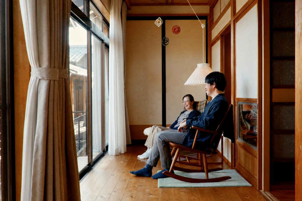南側の縁側でくつろぐIさんご夫婦