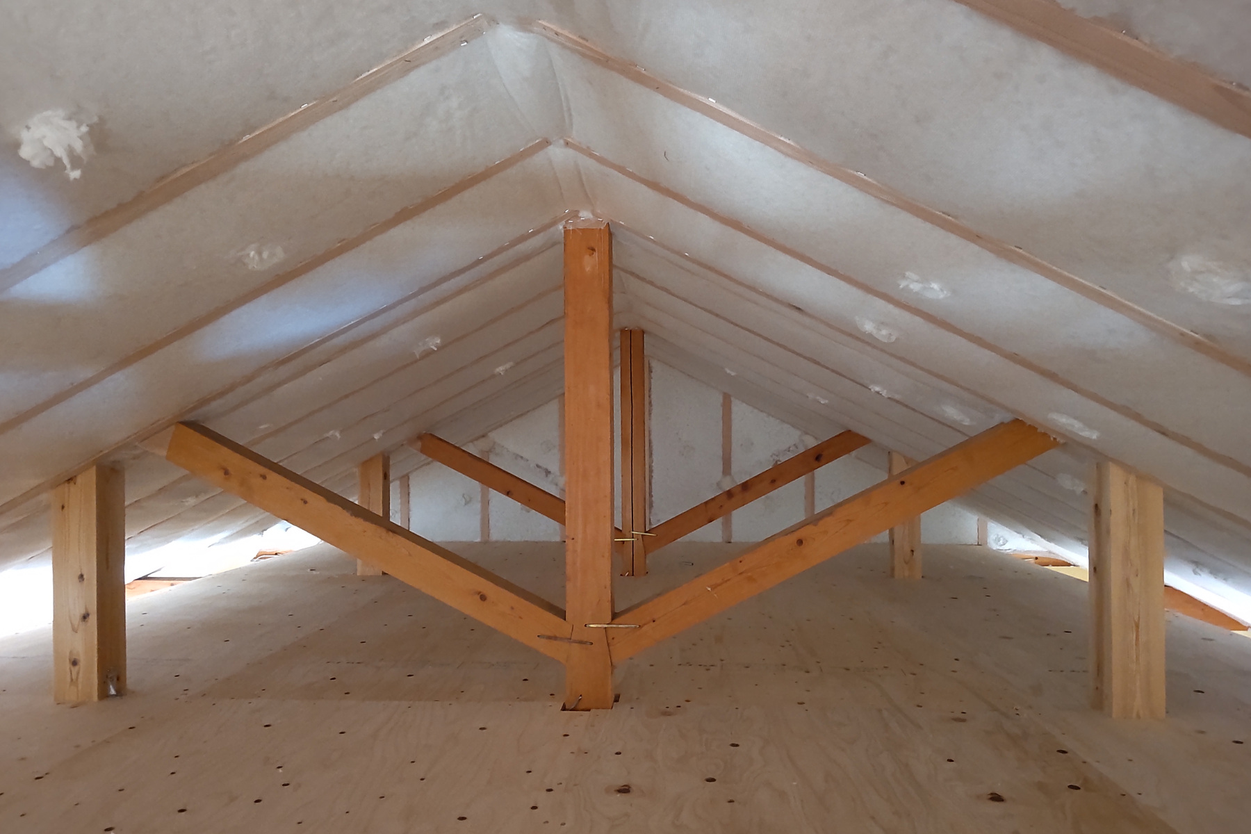 小屋裏にたっぷりと注入された断熱材