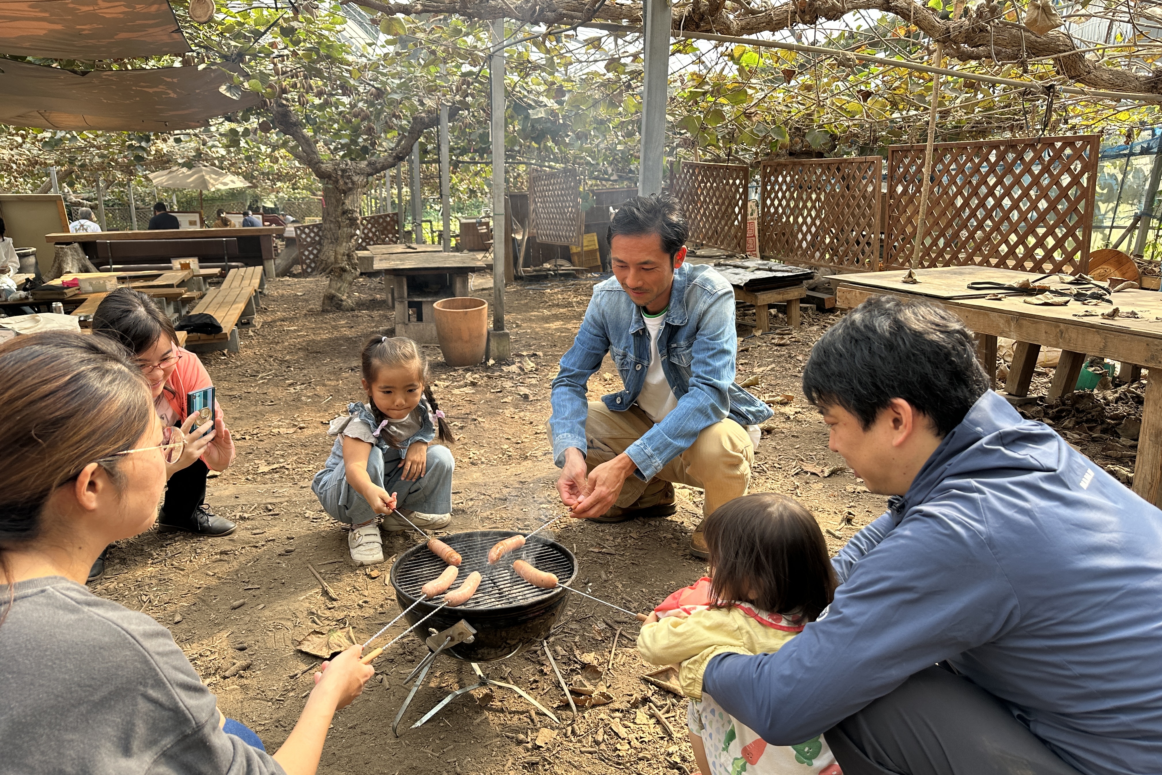 みんなでソーセージを焼いて楽しむBBQの様子