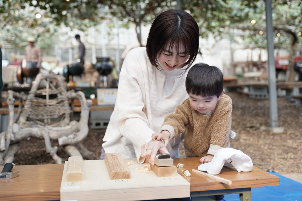 木工作業を楽しむ親子
