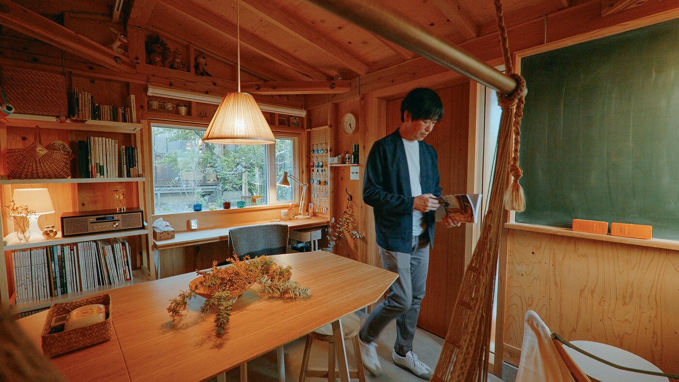 小屋で過ごす一木さん（築33年の平屋／小屋・半外空間）