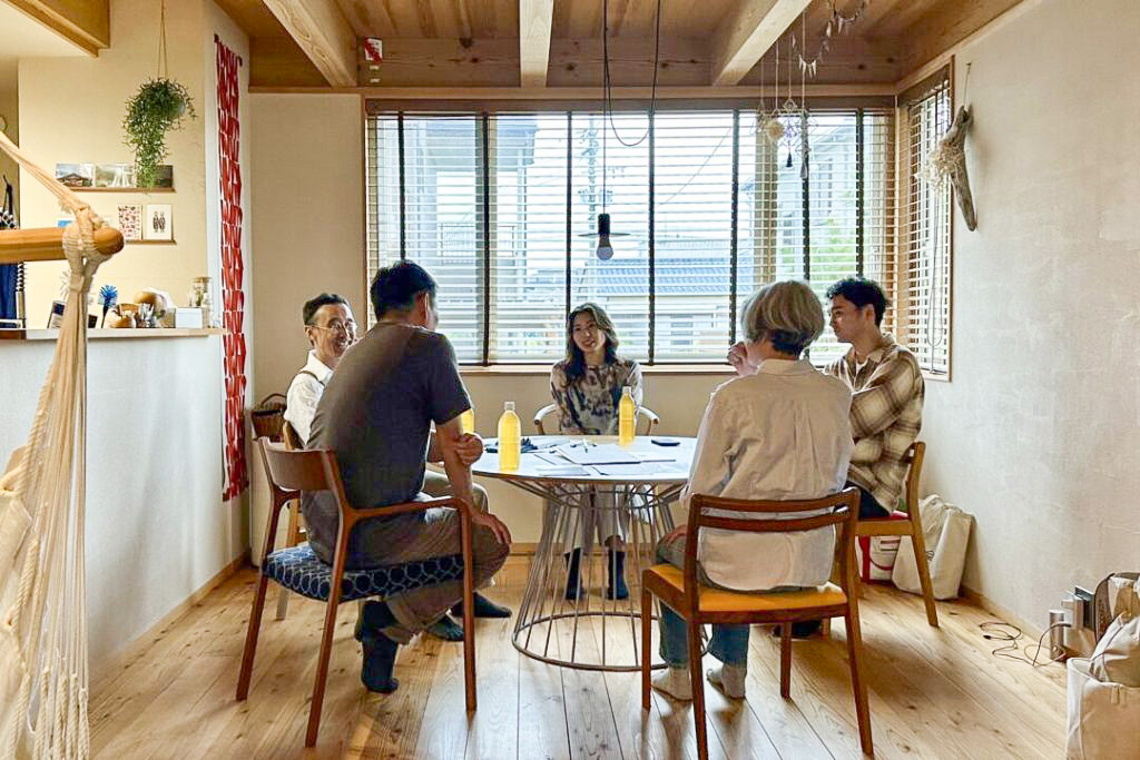 前回のくらしの見学会。ダイニングでの雑談の様子